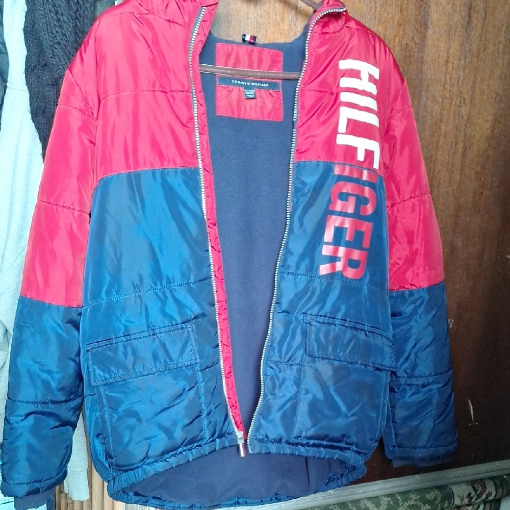 Tommy Hilfiger Kids Red & Navy Colorblock Puffer Jacket - Picture 7 of 7